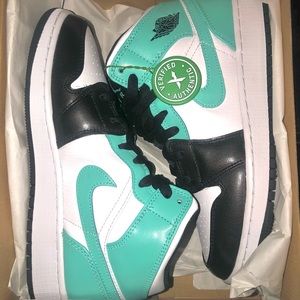 Air Jordan 1 Mid Igloo twist